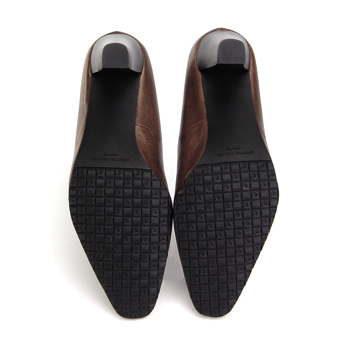 Pierre Cardin အမျိုးသမီး ဒေါက်မြင့်ဖိနပ် Pumps၊ နူးညံ့ပြီး သက်တောင့်သက်သာရှိသော၊ စစ်မှန်သောသားရေ၊ ကြေးရွှေရောင်၊ အရွယ်အစား 23WD314