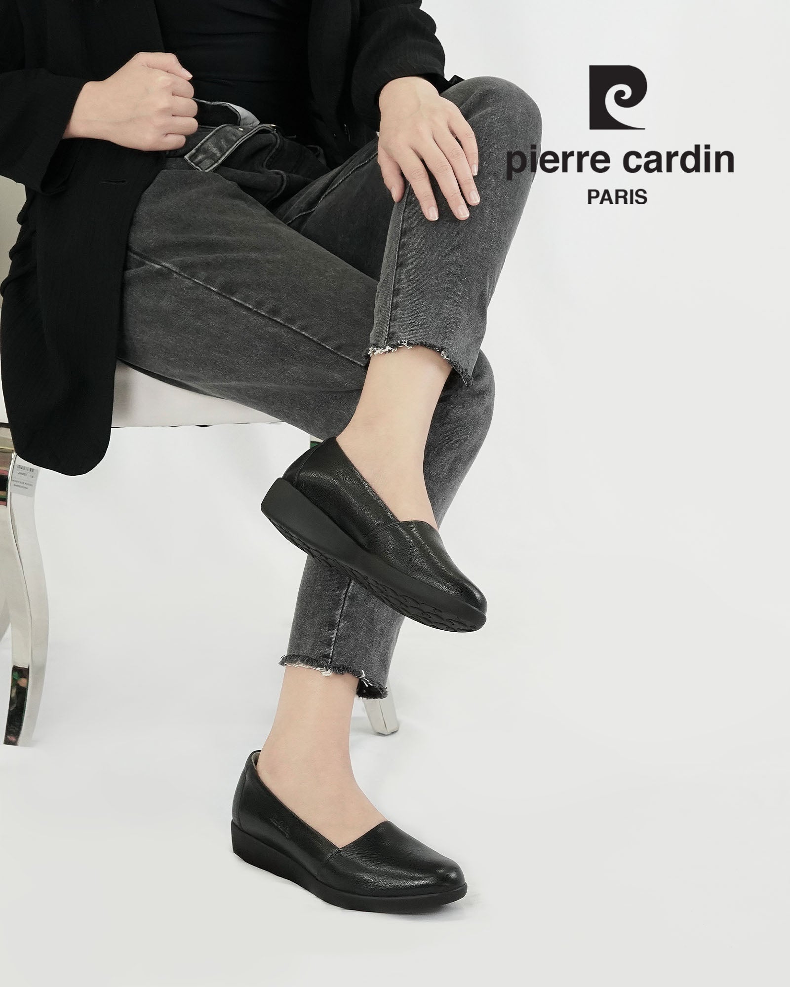 Pierre Cardin အမျိုးသမီးဖိနပ်၊ နူးညံ့ပြီး သက်တောင့်သက်သာရှိသော၊ စစ်မှန်သောသားရေ၊ အနက်ရောင်၊ မော်ဒယ် 27WC455