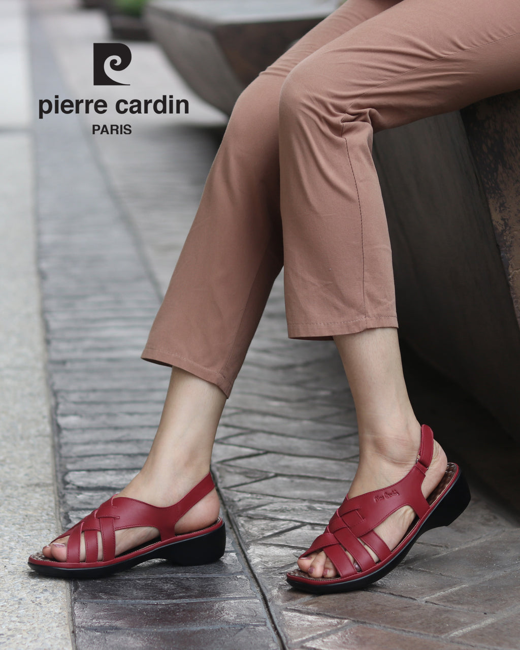 Pierre Cardin အမျိုးသမီးဖိနပ်၊ အမျိုးသမီး ပေါ့ပေါ့ပါးပါး ခြေညှပ်ဖိနပ်၊ ဖနောင့်ပြားဖိနပ်၊ နူးညံ့ပြီး သက်တောင့်သက်သာရှိသော၊ စစ်မှန်သောသားရေဖြင့် ပြုလုပ်ထားသည့် အနီရောင်၊ အရွယ်အစား 36 37 38 39 40၊ မော်ဒယ် 27WS445 